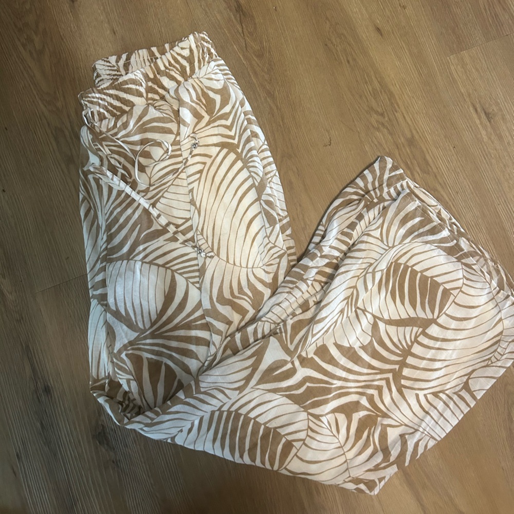 Cute flows beach pants. Never worn. Size XL. Double lined so not see through!